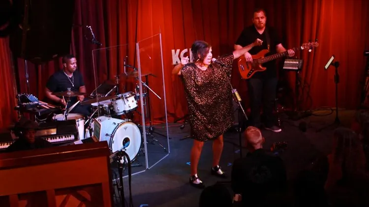 Seductive electro-soul outfit Quadron charmed KCRW supporters at a recent live session at KCRW's Apogee Sessions.