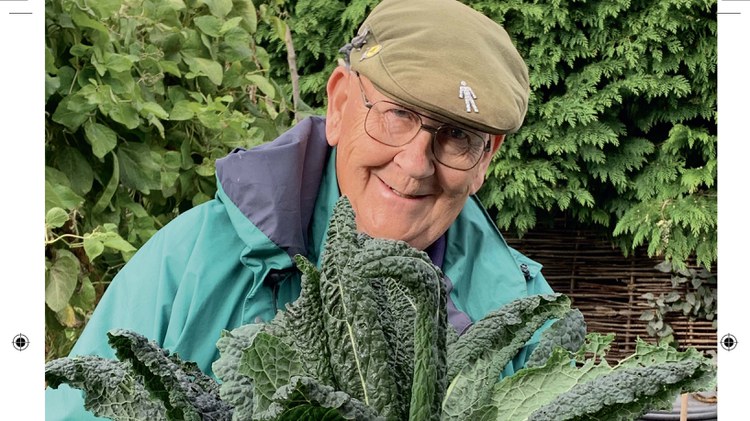 After retiring, former butcher and barge operator Gerald Stratford became a Twitter star by imparting his gardening knowledge online.