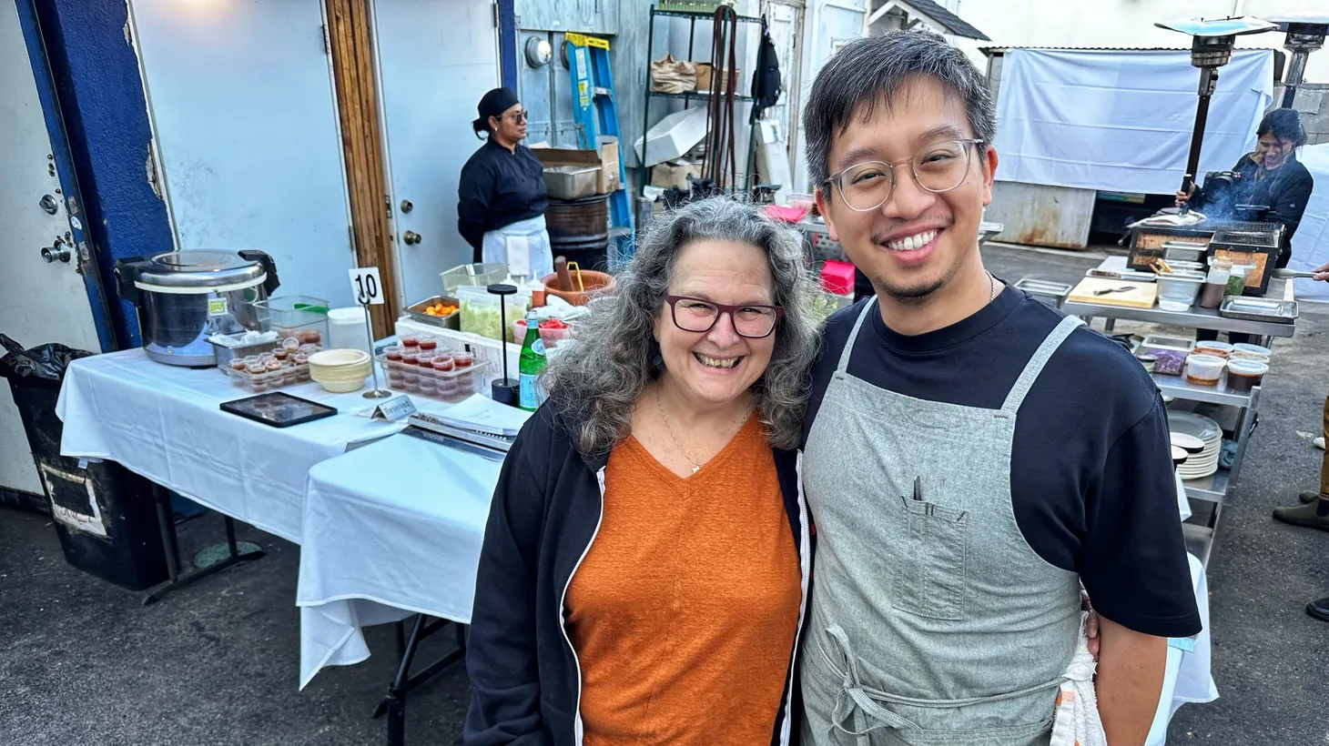 Good Food host Evan Kleiman (left) and Anajak Thai chef Justin Pichetrungsi at the restaurant's Taco Tuesday night, which is served outside in the alley.