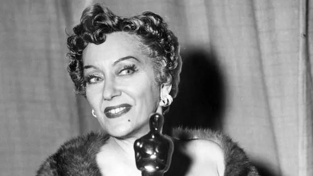 Gloria Swanson holds an Oscar intended for producer Joseph Schenck, who had recently retired from active film production (March 20, 1953).