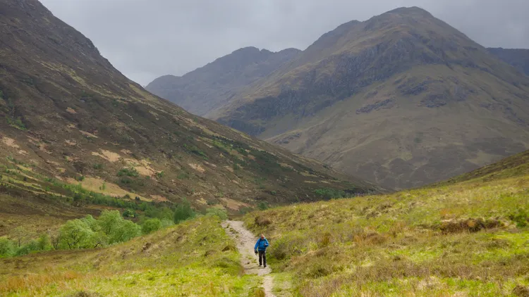 British long-distance walker Raynor Winn describes her 1000 mile walk from Scotland to the south of England.