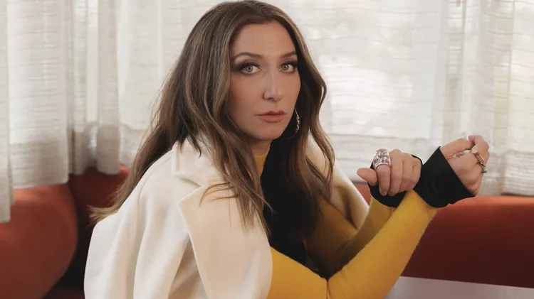 In her directorial debut feature, “First Time Female Director,” actress and comedian Chelsea Peretti puts her finely honed problem solving skills to good use.