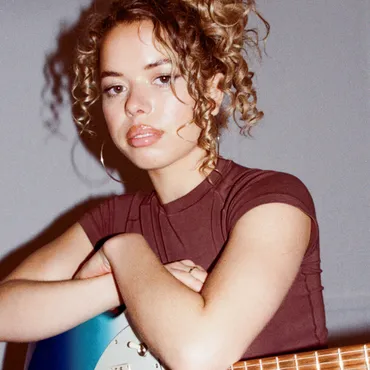 Nilüfer Yanya ups her ‘90s-leaning guitar goddess game.