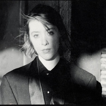 Suzanne Vega visited SNAP in April 1985 for her second-ever live radio appearance. Ahead of her now-classic debut album, Vega offers perfectly rendered takes of songs from that record, as well as an early appearance of one of her most iconic numbers.