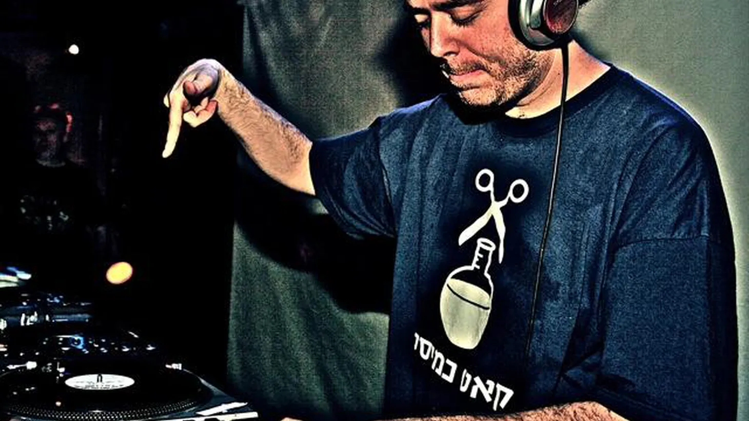 Master turntablist Cut Chemist provides an aural world tour as he mixes intricate and seductive sets...