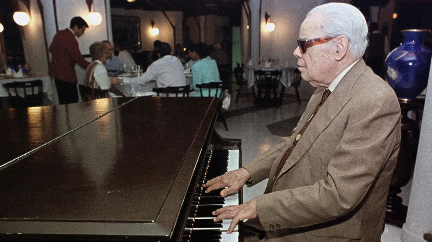 Frank Emilio Flynn performing in Havana 1997.