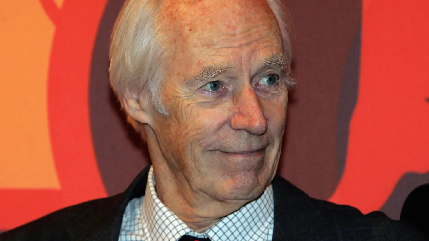 Chris Douridas excerpts an interview with legendary producer George Martin, enabling listeners to be led through The Beatles' second anthology by the man often called "the fifth Beatle."