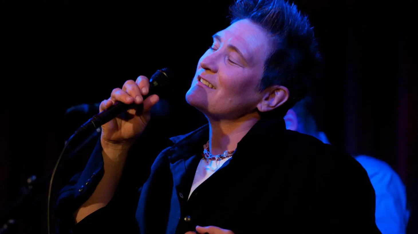 Canadian chanteuse k.d. lang and her band showcase songs from the record Sing it Loud at Apogee Studio.
