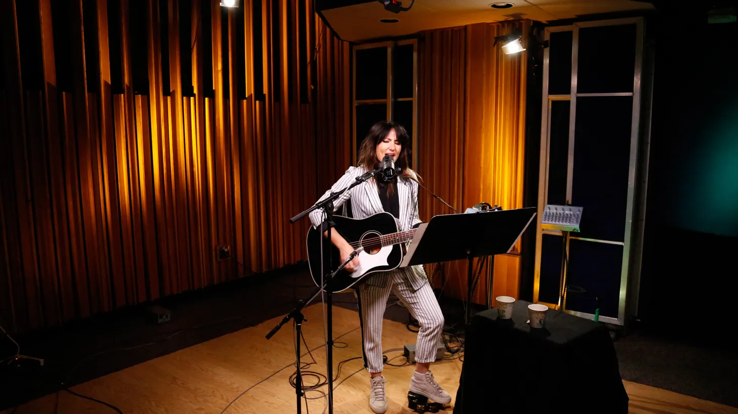 KT Tunstall visits our studio for a solo acoustic performance paying tribute to Fleetwood Mac.