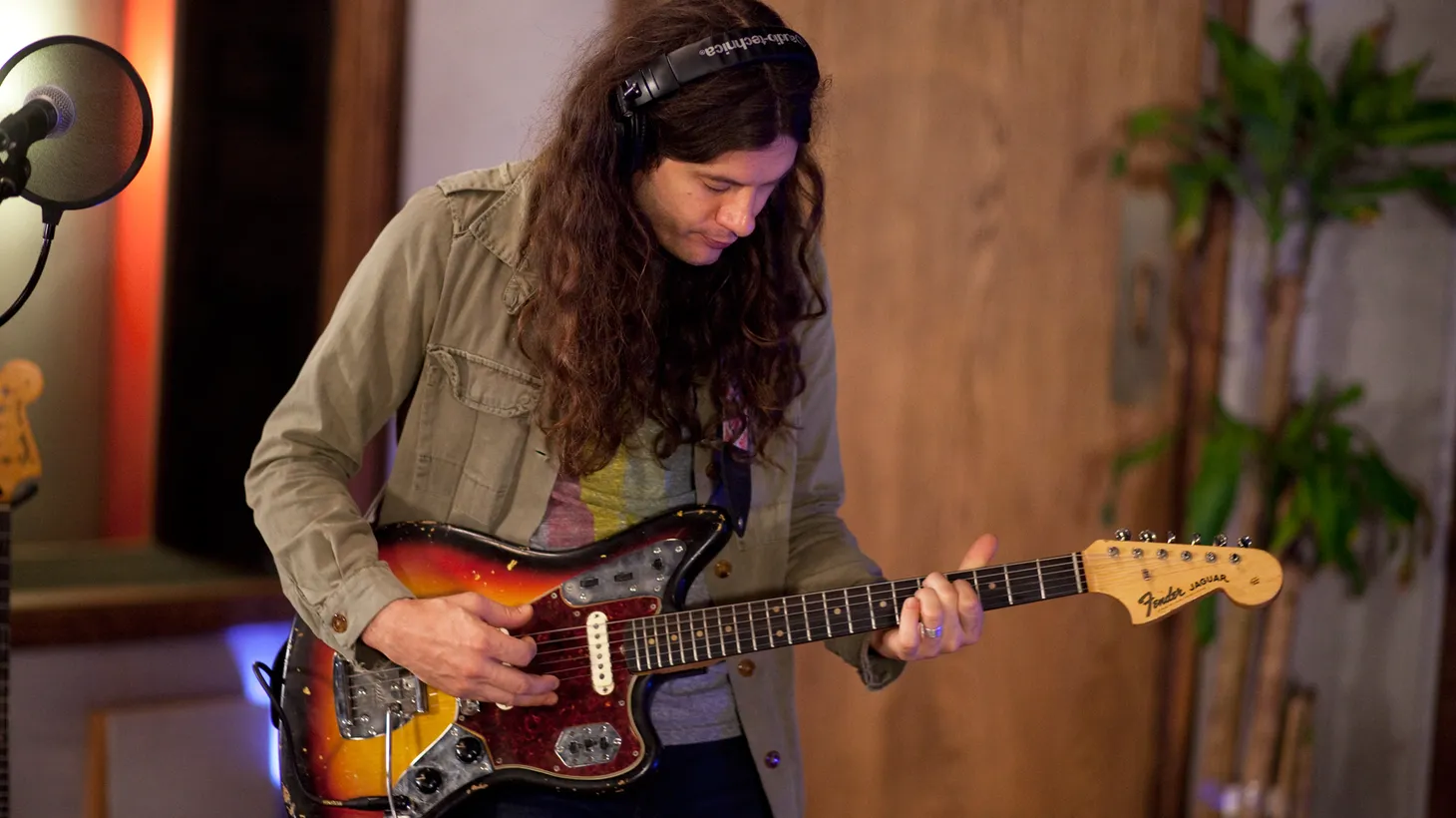 Kurt Vile made his MBE debut on the release day for his album, b'lieve i'm goin down, which was recorded in Los Angeles and Joshua Tree, among other locations.