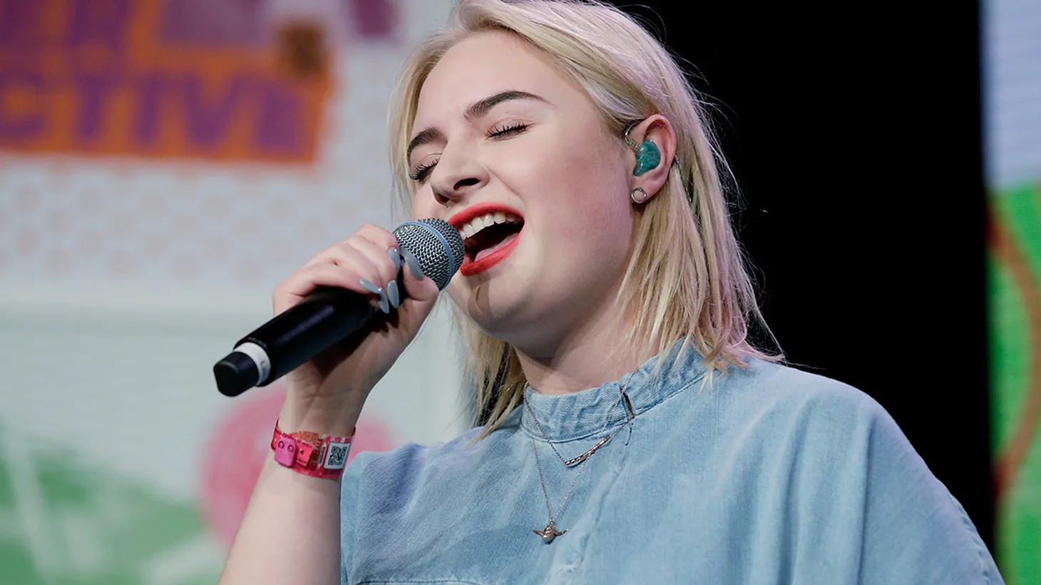 Liverpool singer Lapsley played a powerhouse set for us at SXSW this year and was awarded the festival's prize for "Developing Non-US Act."
