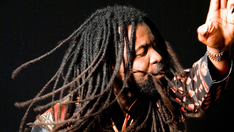 Ghanian bred and LA-based artist Rocky Dawuni spreads a multi-cultural positive vibe on Morning Becomes Eclectic.