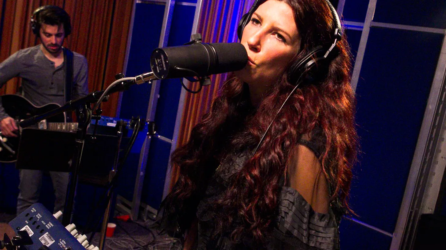 Shana Halligan and her sultry vocal stylings guided the jazzy trip hop duo Bitter:Sweet to success in the mid-2000's. She returns to our studio for a live session around her very personal sophomore solo album, Back to Me.