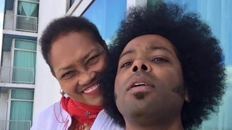 We’re celebrating our mothers this weekend, and to honor them we turn to the timeless singer Alex Cuba , who pays tribute to his own mother and the work she puts into her delicious…