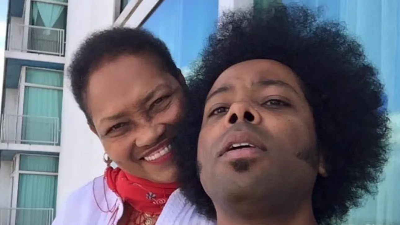 We’re celebrating our mothers this weekend, and to honor them we turn to the timeless singer Alex Cuba , who pays tribute to his own mother and the work she puts into her delicious dinners, to which no one else comes close.