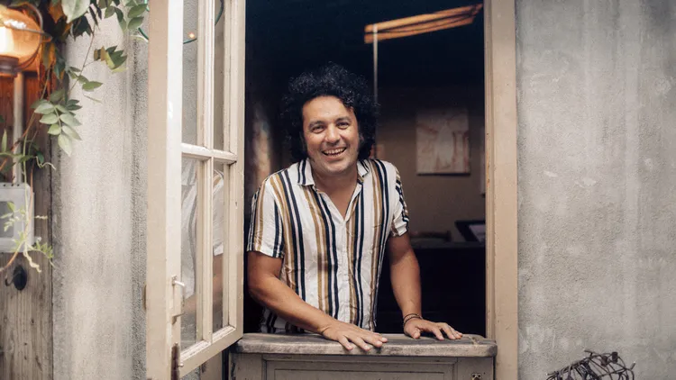 Cheo, a founding member of the Venezuelan trio Los Amigos Invisibles, has decided to revisit and re-record some of the songs he wrote for the group, now with his new band.