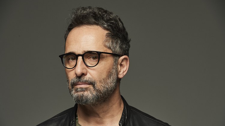 Uruguayan doctor-turned-musician Jorge Drexler shares his first album in five years, a return to the cosmopolitan poetic lyricism and crooning sound that made him an Academy Award and…