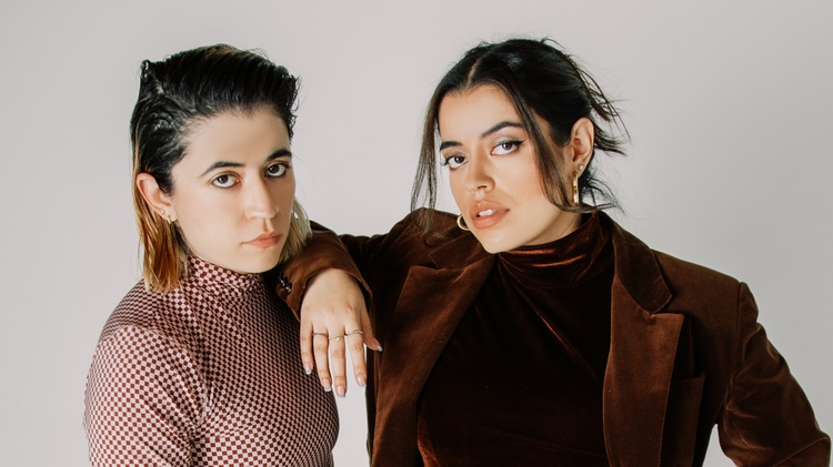 Milwaukee sisters Vic Banuelos and Gabby Banuelos, known as REYNA, are on the rise as they produce an electro-poppy, ‘80s-inspired Spanglish track called “Orgullosa.”