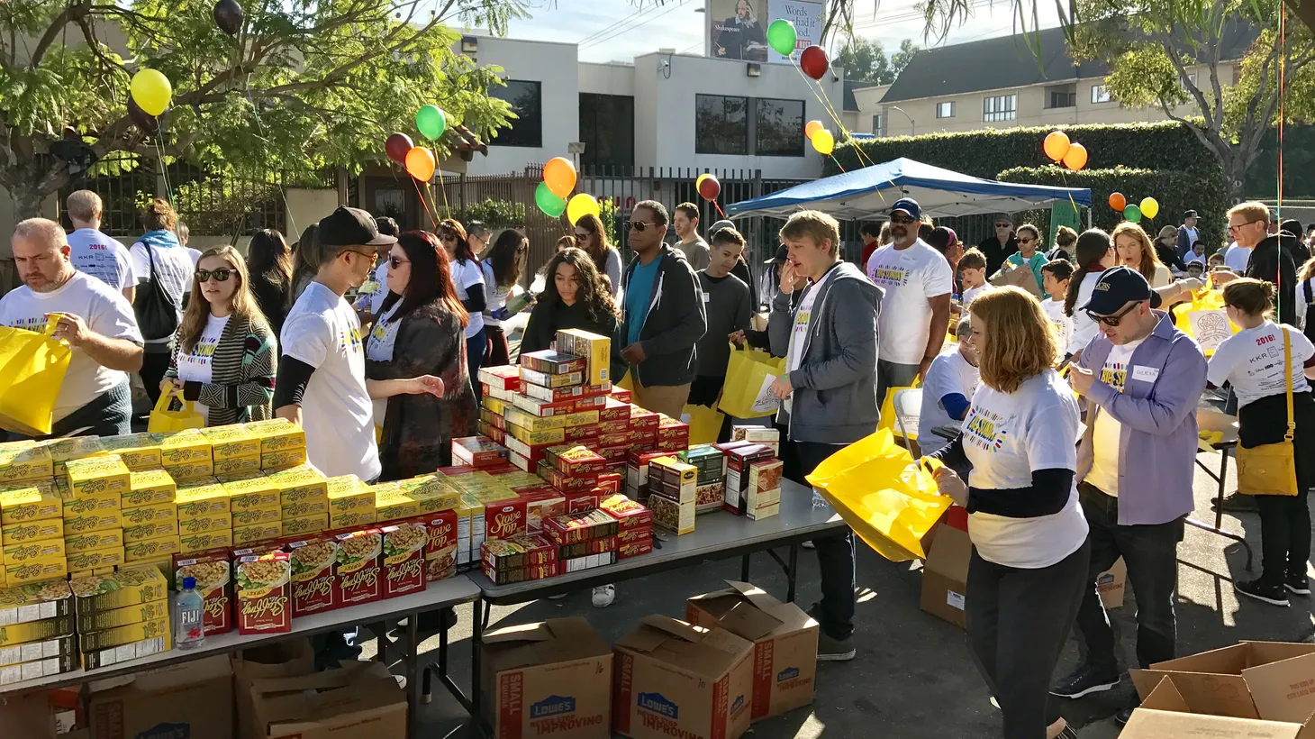 Big Sunday hosts their Thanksgiving food handout in 2016.