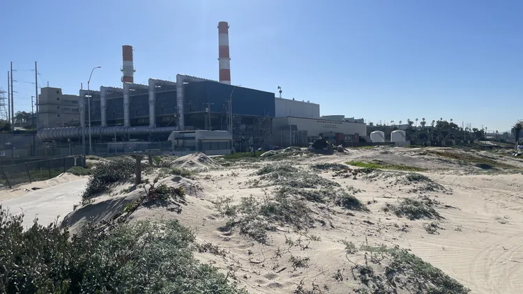 One of LA’s gas power plants will start burning hydrogen to meet clean energy goals. The controversial decision has some worried about air quality and explosion risks.