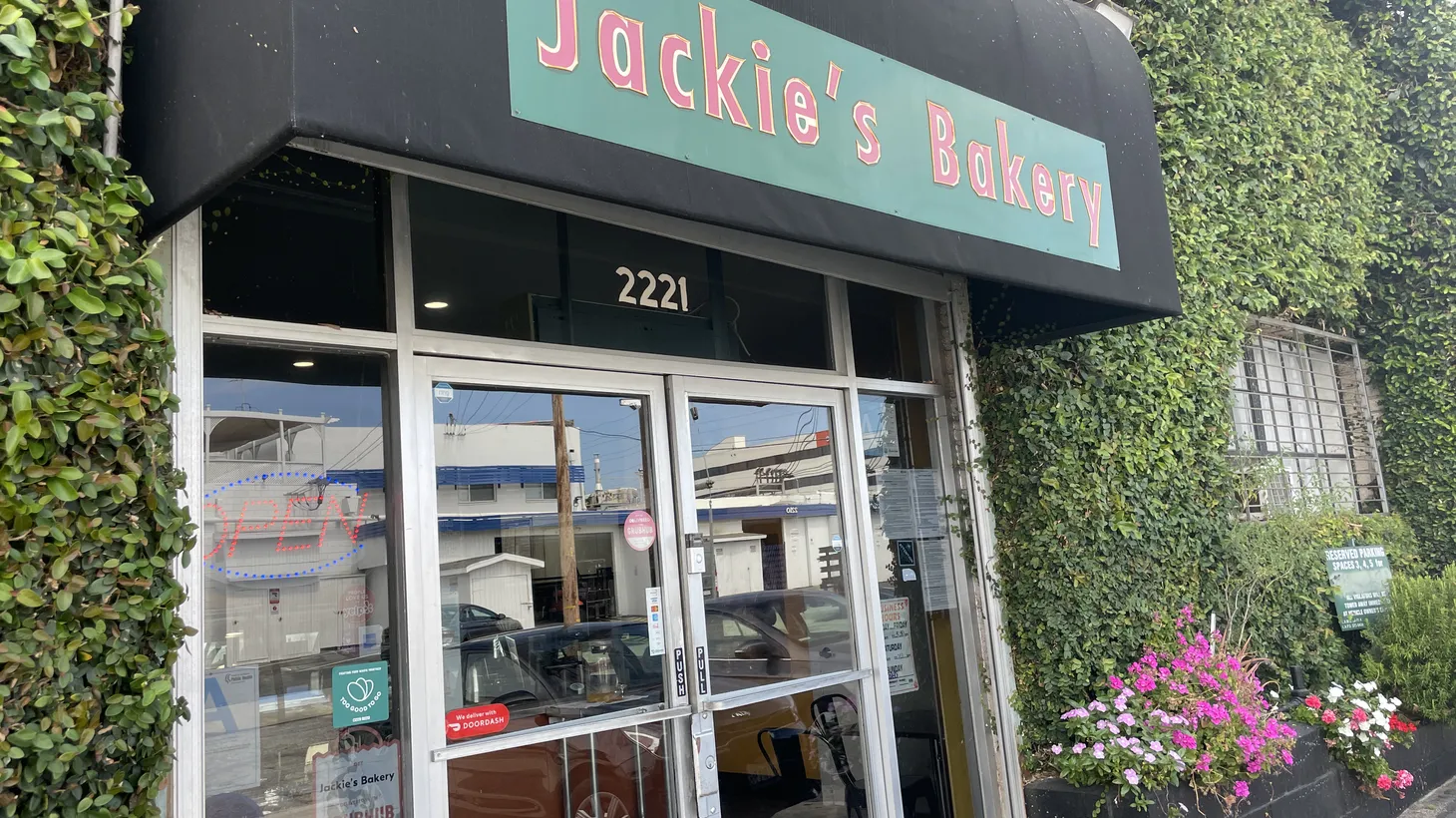 Jackie’s Bakery sells dozens of discount pastries at the end of each day using an app that helps prevent food waste.