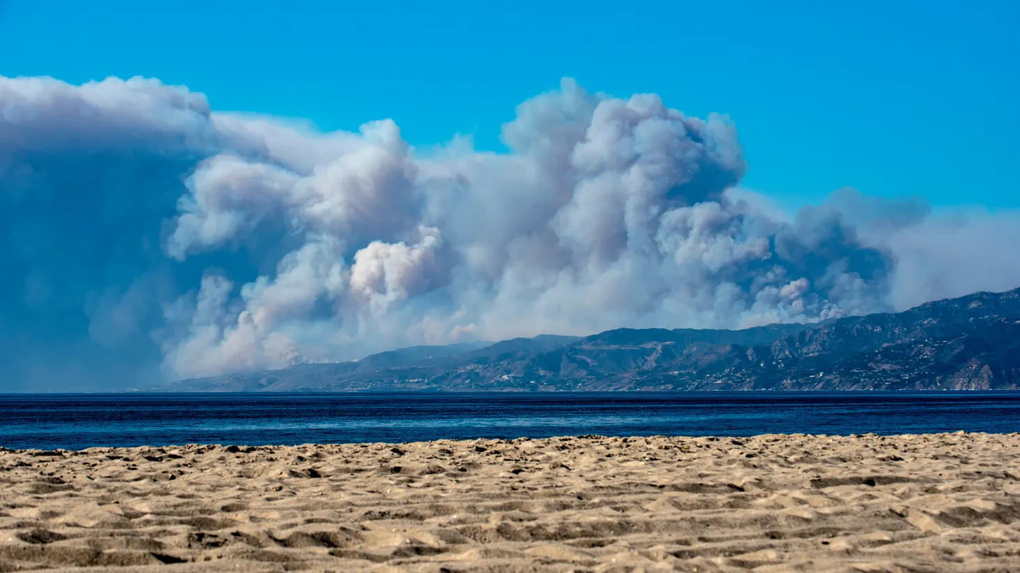The Woolsey Fire burns in Malibu from the Pacific Ocean into the Santa Monica mountains. Forest fire creates massive clouds of smoke. November 9, 2018. Los Angeles, CA.