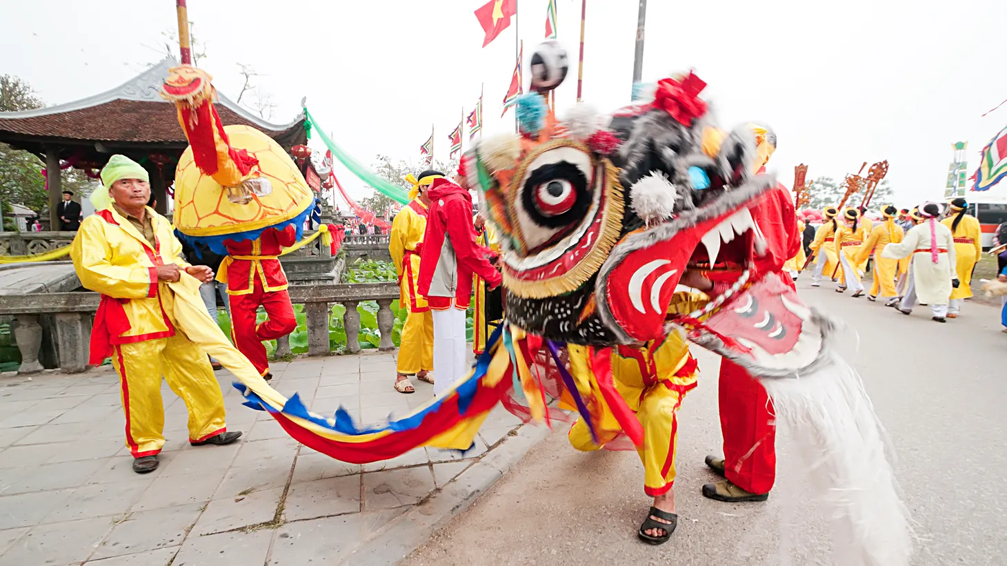 People of Vietnamese descent often welcome the Lunar New Year with firecrackers, music, and dance performances.