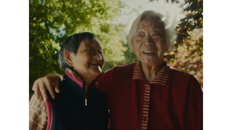 ‘Nǎi Nai and Wài Pó’: Grandmas show their close bond and infectious energy