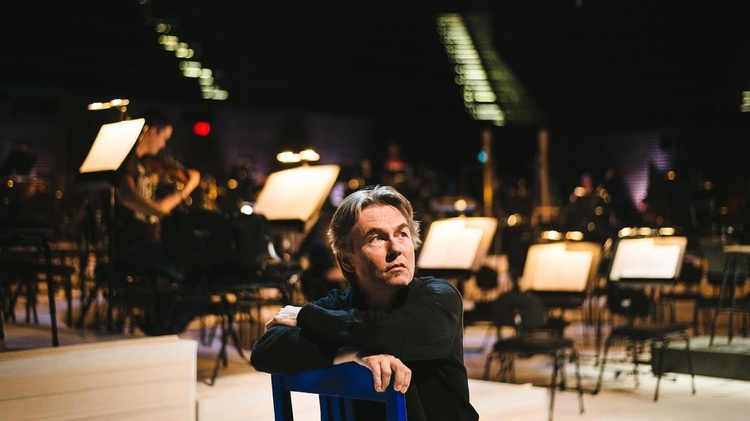 Esa-Pekka Salonen returns to the LA Philharmonic as its conductor laureate after a 13-year departure. He wants to integrate virtual reality into the musical experience.