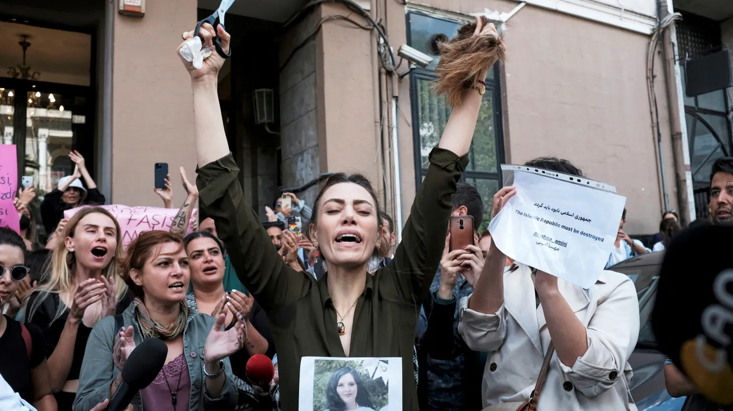 Nasibe Samsaei, an Iranian woman living in Turkey, reacts after she cut her hair during a protest following the death of Mahsa Amini, outside the Iranian consulate in Istanbul, Turkey September 21, 2022.