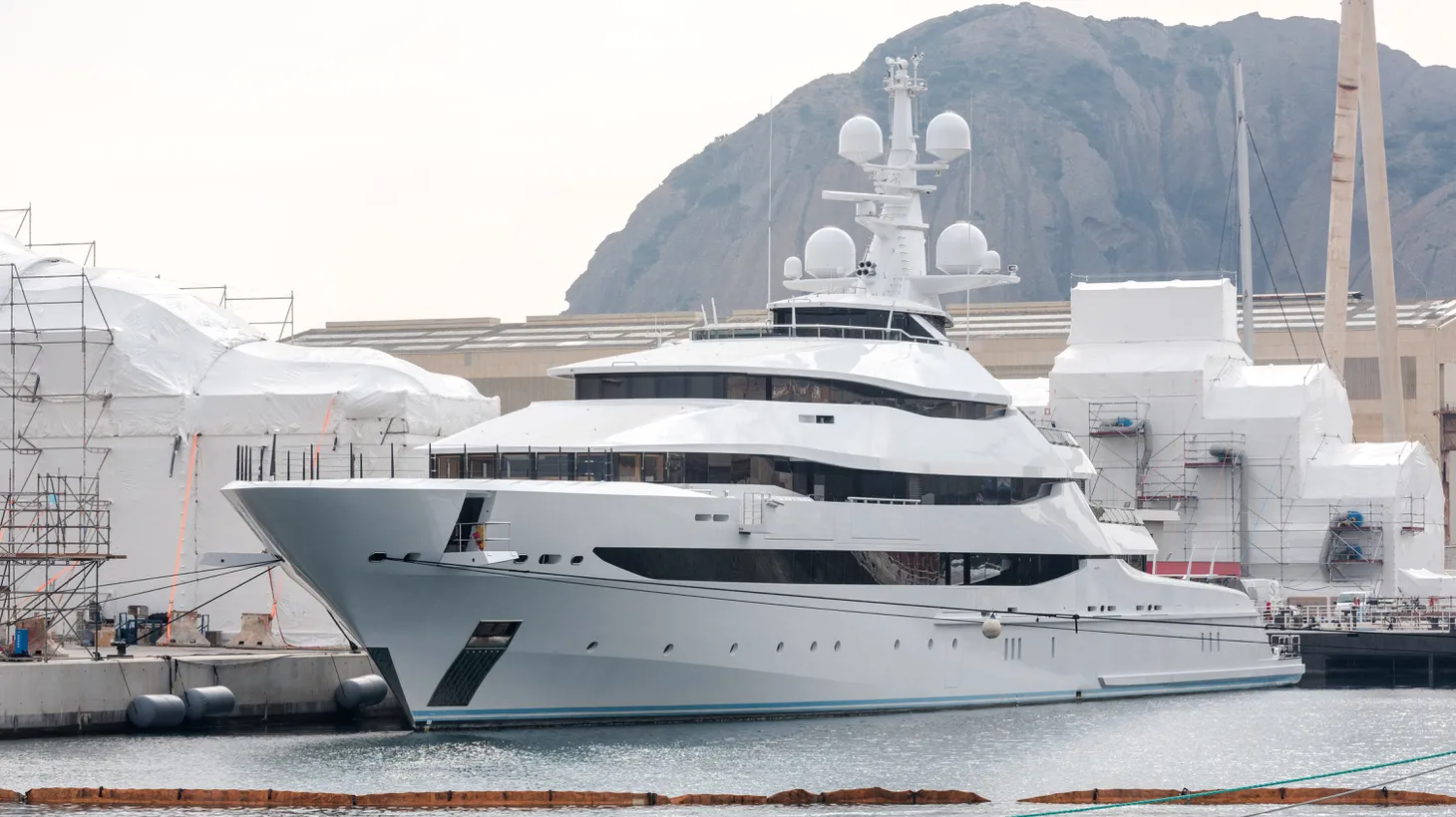 France has proceeded, under the implementation of European sanctions against Russia, to the seizure of a yacht linked to the Russian oligarch Igor Sechin, boss of the oil giant Rosneft. The almost 86-meter luxury yacht was in a shipyard in La Ciotat, in the south of France, March 4, 2022.
