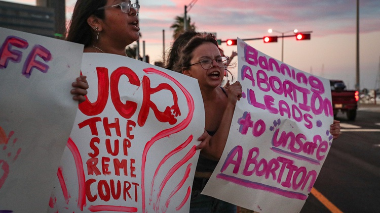 What happened to patients at TX abortion clinic when SCOTUS overturned Roe?